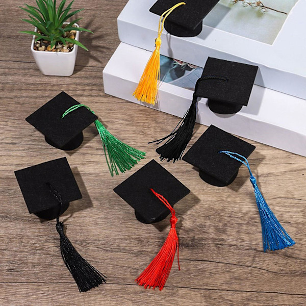 20 stk. Mini Bachelor-hatt i filt med dusker til feiringer, vinflasketopper til graduering, festutstyr til graduering (FMY) Red One Size