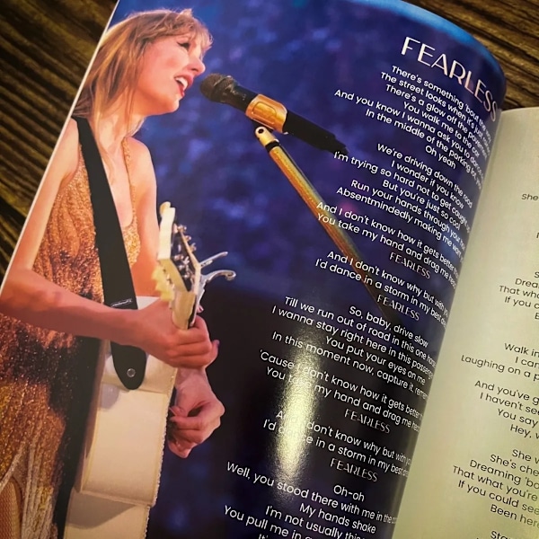 Taylor Swift THE ERAS TOUR Kobbertrykk tekstbok, tekstmagasin Plakat