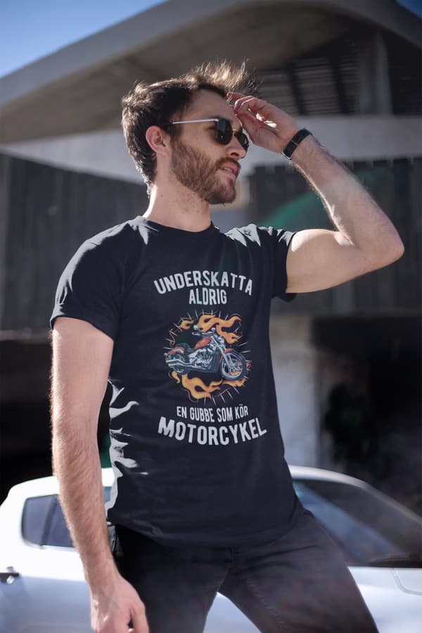 Never underestimate an old man who rides a motorcycle T-shirt black Fire M Medium m