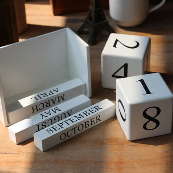 1 trekalender, elegant design, utskiftbare datoblokker, hjemmekontordekorasjon.