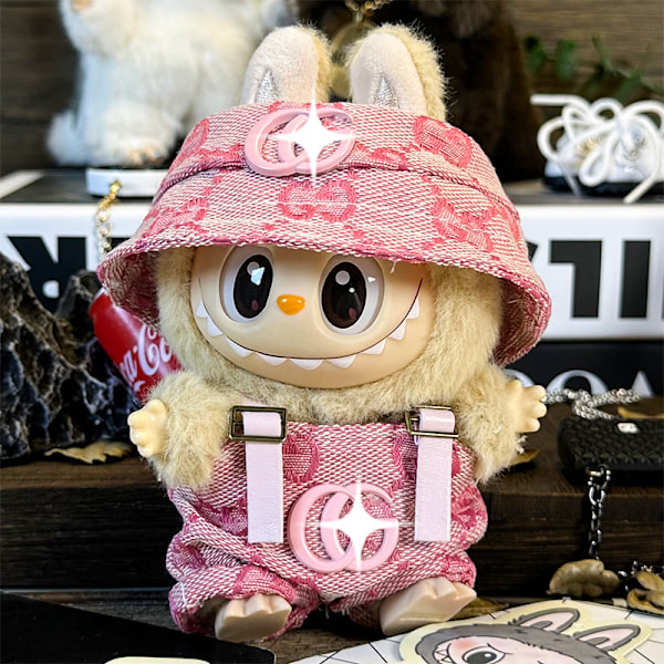 Labubu dukketøj første generation anden generation blind box Labubu dukketøj (spandhat + overalls) GG rosa kostym