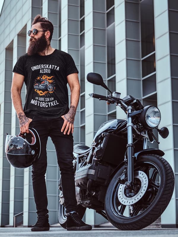 Underskatta aldrig gubbe som kör motorcykel T-shirt svart Eld S Small s