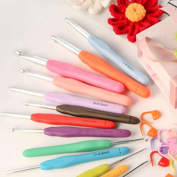 45-osainen virkkaussetti, jossa virkkuukoukut, merkit, mittanauha - Virkkaussetti Multicolor multifärg