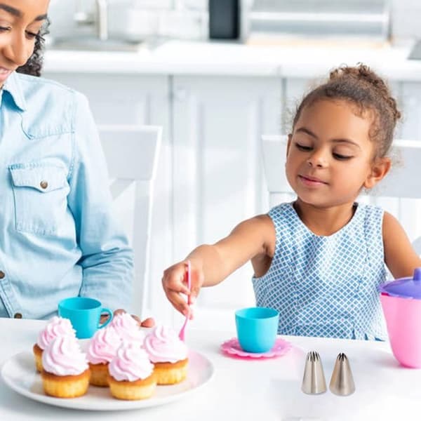 Sæt med 10 kagedyser, rustfrit stål, stjerne- og roseform, til dekoration af kager og cupcakes.