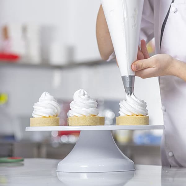 Sæt med 10 kagedyser, rustfrit stål, stjerne- og roseform, til dekoration af kager og cupcakes.