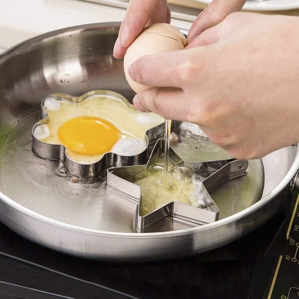 Stekeform i rustfritt stål med 4 former for pannekaker, lapper og smørbrød.