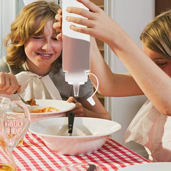 Set med 2 x 230 ml plastflaskor med lock för ketchup, klämflaskor för ketchup, etikett