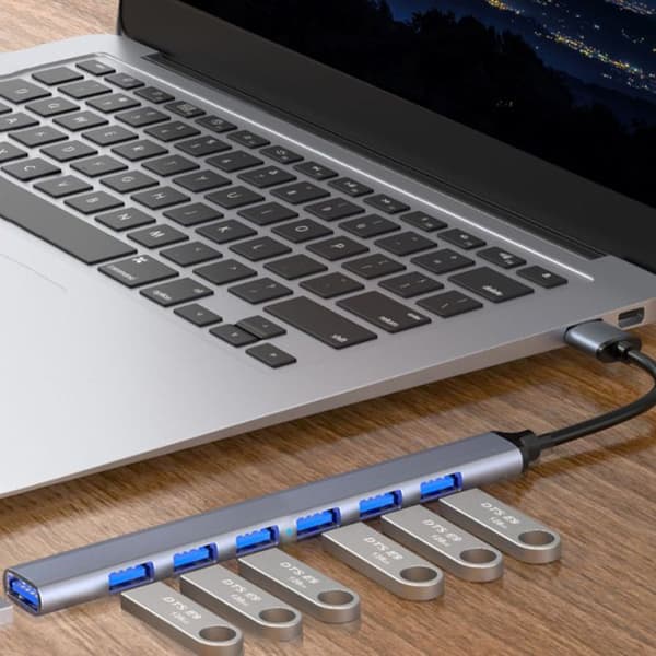 1 USB-hub 7-i-1, Plug and Play, dokkingstasjon, bærbar, for datamaskin.