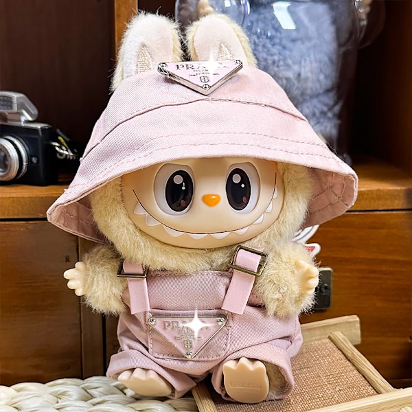 Sommerudsalg Labubu dukketøj første generation anden generation blind box Labubu dukketøj (fiskerhat + overalls) P rosa kostym