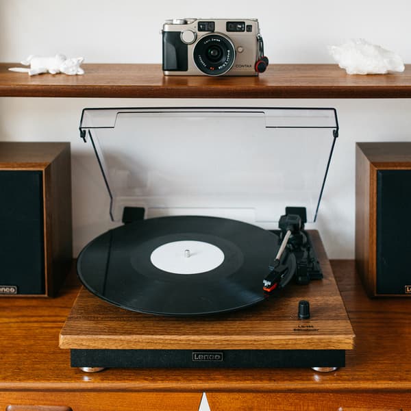 Lenco LS-100 levysoitin Bluetoothilla ja kahdella ulkoisella ka