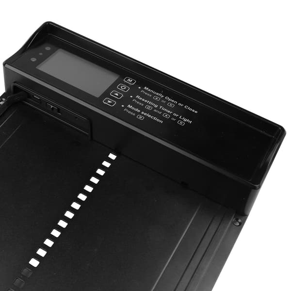 Kyllingedør med timer, lyssensor og solcelledrevet opladning