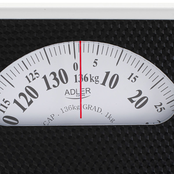 Mekanisk badrumsvåg med kapacitet på 136 kg och metallhölje