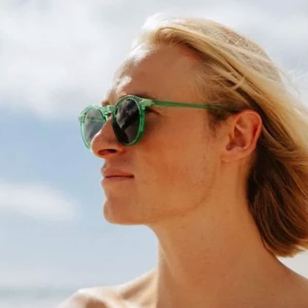 Vihreät aurinkolasit, joissa on Musta linssi