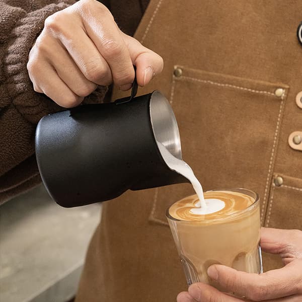 Sort mælkekande i rustfrit stål 480 ml / mælkeskummekande med s