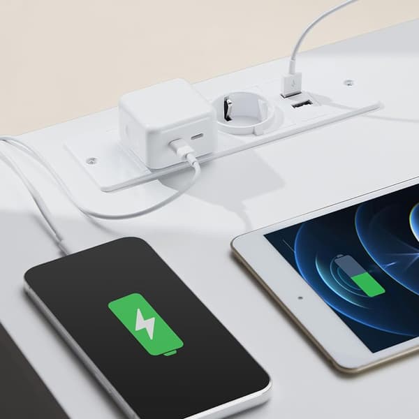 Sengebord med 3 skuffer og strøm- samt USB-stik – Hvid