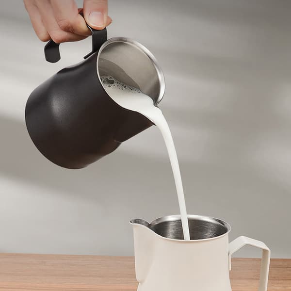Sort mælkekande i rustfrit stål 350 ml / mælkeskummekande med s