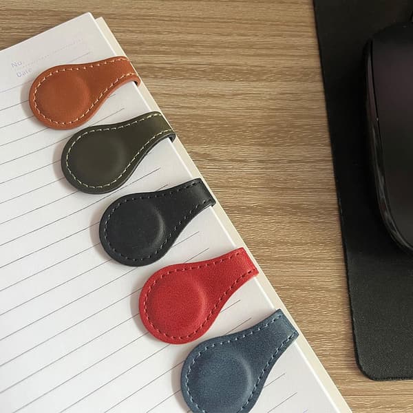 Magnetiskt bokmärke i slitstarkt PU-material