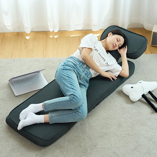 Ergonominen lattiatuoli, jossa on teräsrunko ja pehmeä pehmuste