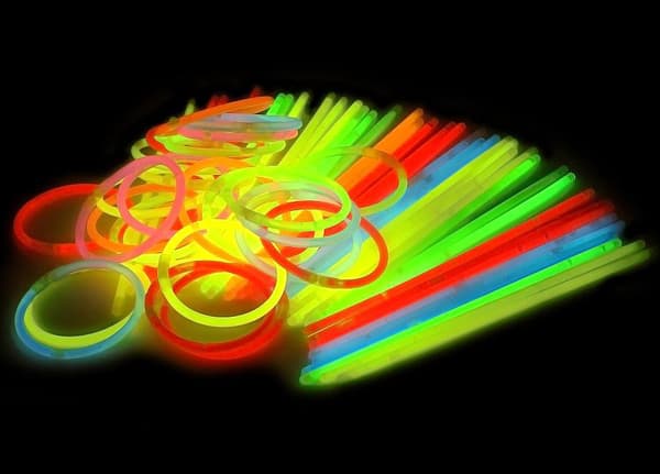Glowsticks 100-pak armbånd - røde lyspinde med 12 timers lyssty