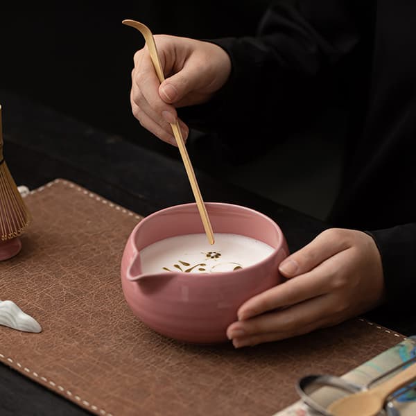 Matcha-teesetti / matcha-setti / matcha-setti, jossa on vispilä
