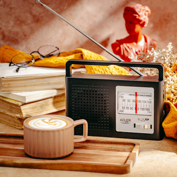 AM/FM-radio, jossa on teleskooppiantenni ja liitäntätulo
