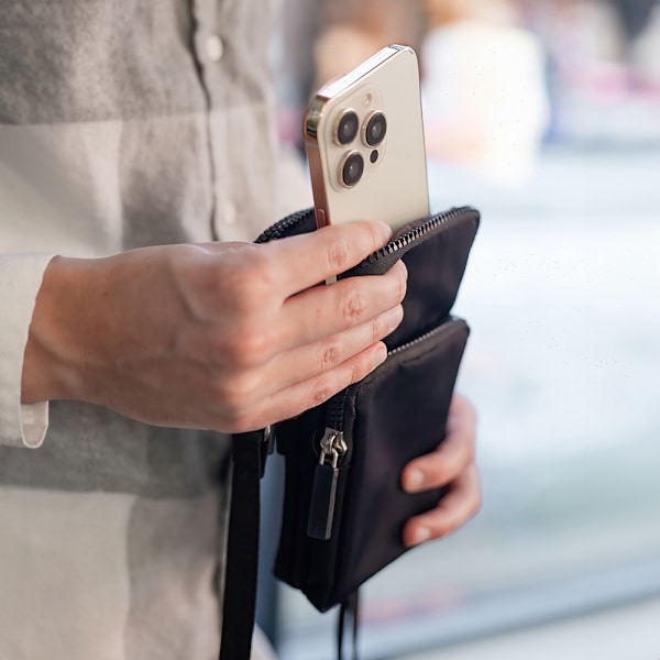 Mobilväska med rem - Svart