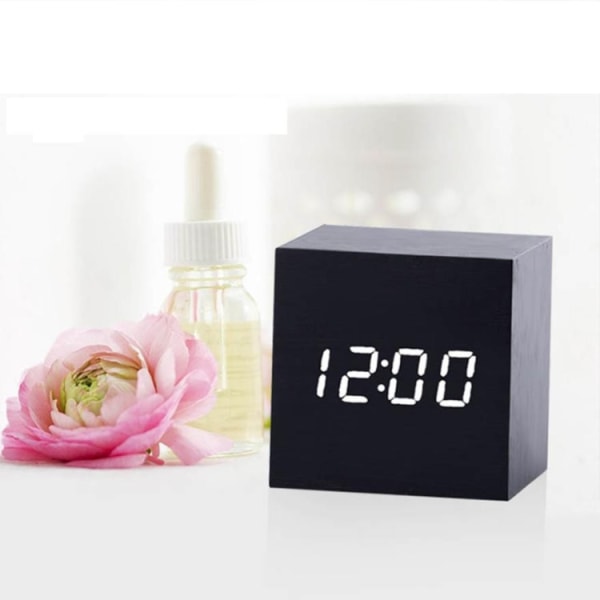 Vækkeur i træ med LED-display - Svart / Hvid