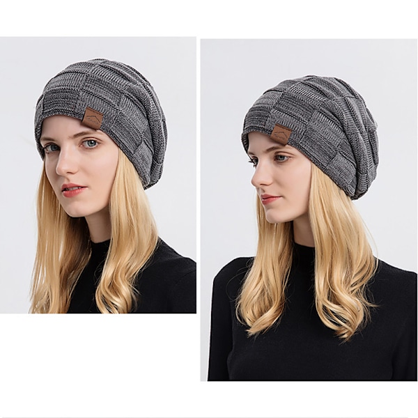 Stickad beanie i polyester – grå