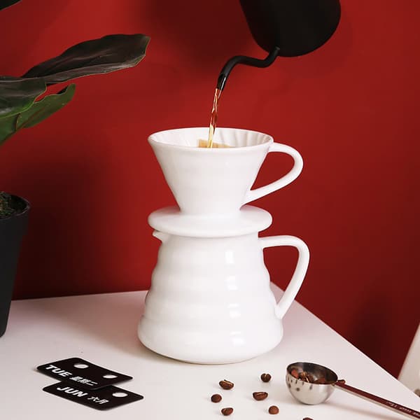 Pour over-kaffesæt i keramik / hvid kaffetragt med kande / hånd