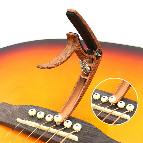 Guitar Capo i zinklegering til akustiske guitarer, mørk træfarve