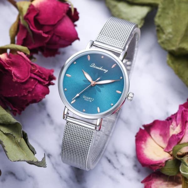 Women's watch with metal strap and timeless design