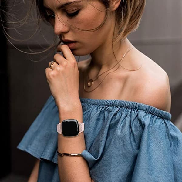 4-pak elastisk nylonrem kompatibel med Fitbit Versa 3 / Fitbit Sense, justerbar elastisk sportsrem til smartwatch (sort/rosarød/hvid/S)