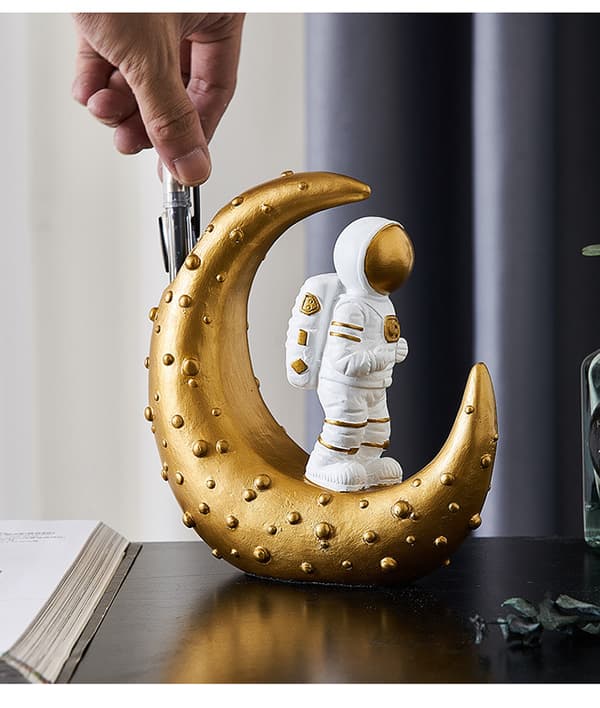 Hjertefigur i rumdragt med penholder og telefonholder til skrivebord