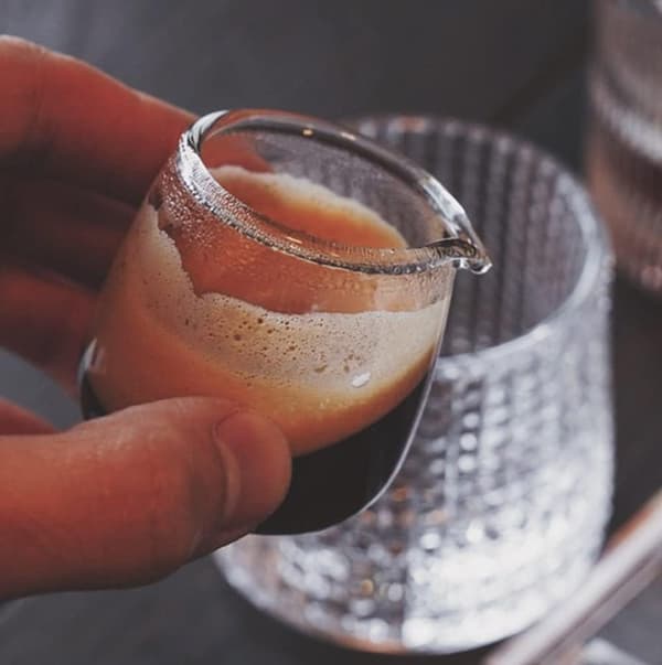 4 stk. mini glassfløtekanner melkekrukker sausmugger, kaffeservering, 2 oz