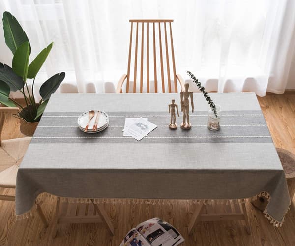 Bomullsduk med støvbeskyttelse og dusker (140x220 cm, grå)