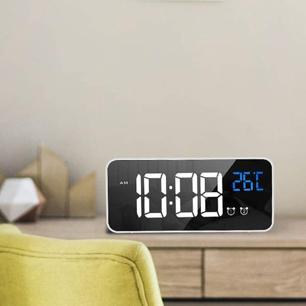Digital vekkerklokke med LED-display, USB-ladeport, lydkontroll, alarmtoner, justerbart volum og lysstyrke, 12/24 timer, slumrefunksjon, hvit