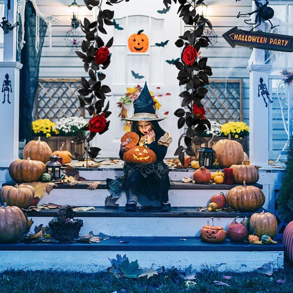 Guirlande med sorte kunstige roser, efterårslønneblade til ophængning, sorte efterårsblade, kunstig blomst, silkeranke, efterårshøst, Thanksgiving, Halloween