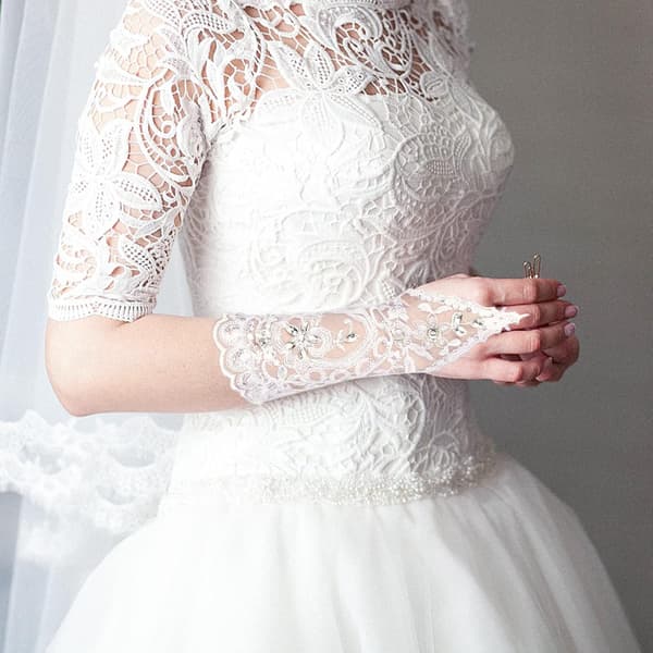 Bröllopshandskar i retrostil i elfenbensspets med blommor och strass