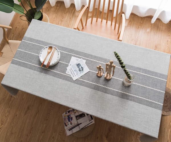 Bomullsduk med støvbeskyttelse og dusker (140x220 cm, grå)
