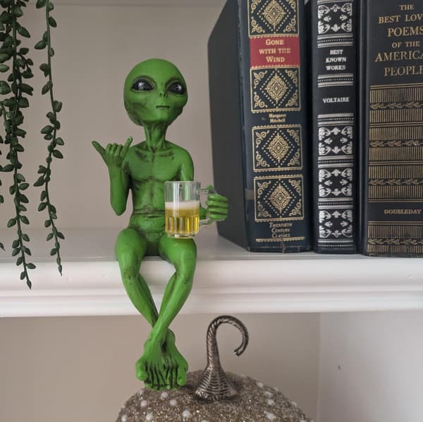 Dyrefigurer i harpiks, Alien-statuer i harpiks, Grøn Alien - Øl