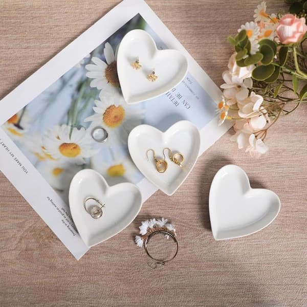 4 stk. keramiske hjerteformede smykkebakker, hvide - White