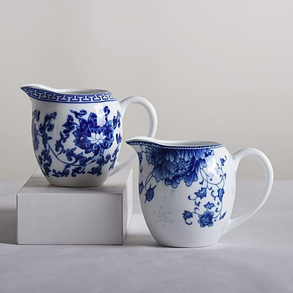 Keramikk blå og hvit mugge - fløtemugge med håndtak, servering av kaffe og melk