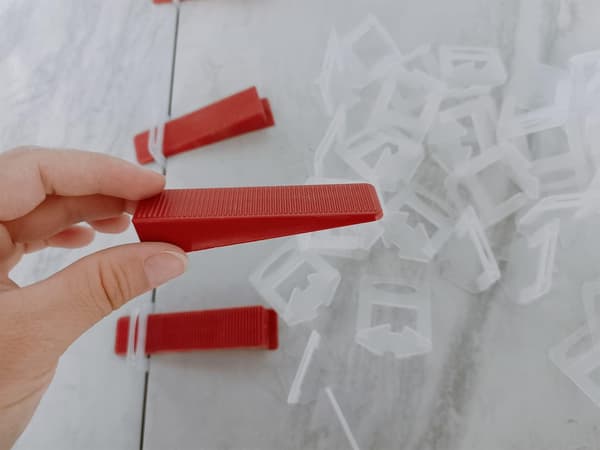 200-pack återanvändbara kilar för kakelutjämning