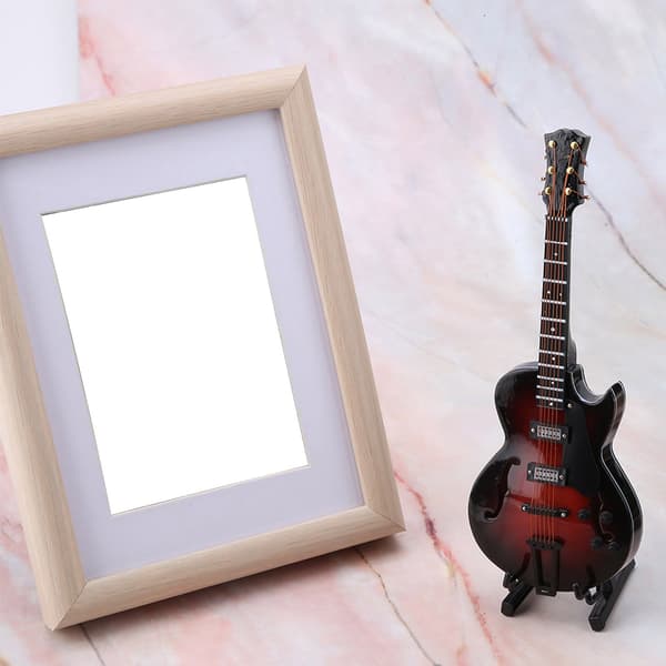 5,5 tommer Klassisk Miniatyrgitarreplika med Stativ og Etui Instrumentpynt Julegave