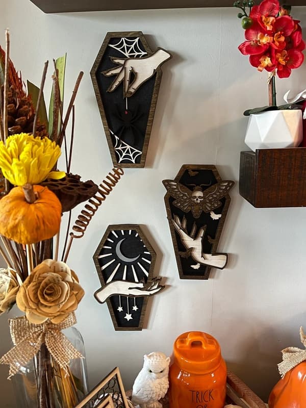 Sæt med 3 træ Halloween heksehåndskistedekorationer