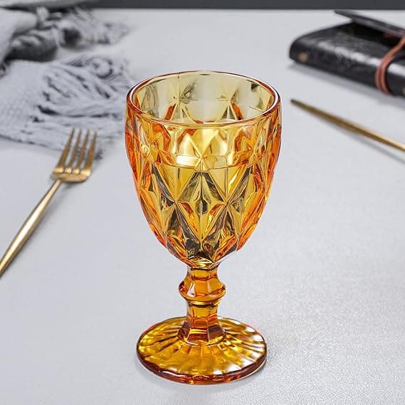 Fargede vinglass, glassbeger, preget vintagemønster, farget