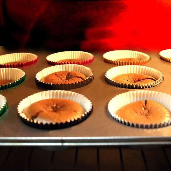 100 st. folie metalliske muffinforme, bageforme til fødselsdag, bryllup, hjemmefest, lugtfri (sort)