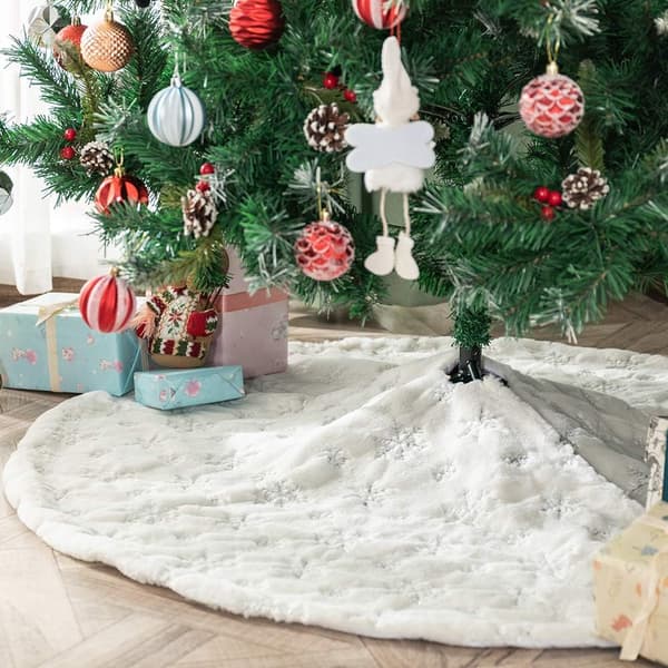 Juletreteppe i fuskepels med broderte gullsnøflak