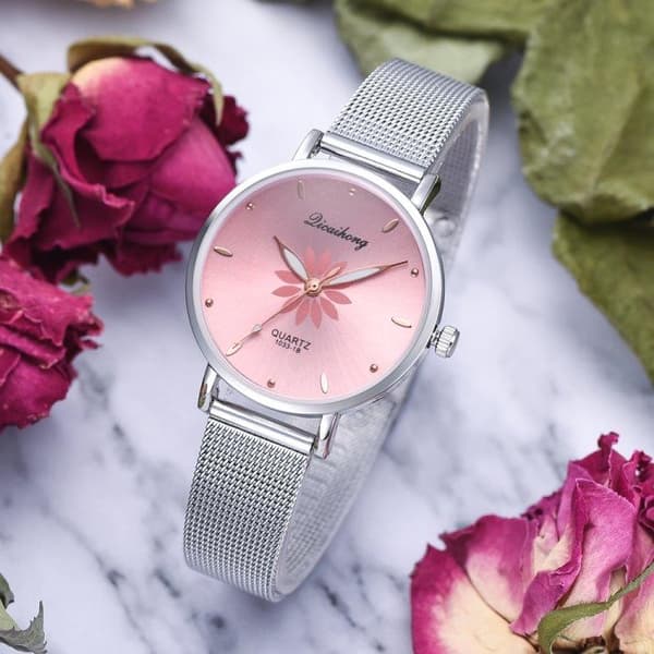 Women's watch with metal strap and timeless design