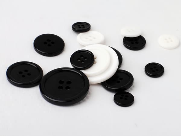 Erä 100 pyöreää ompelunappia Ø20x3 mm 4 reiällä - väri (Wh